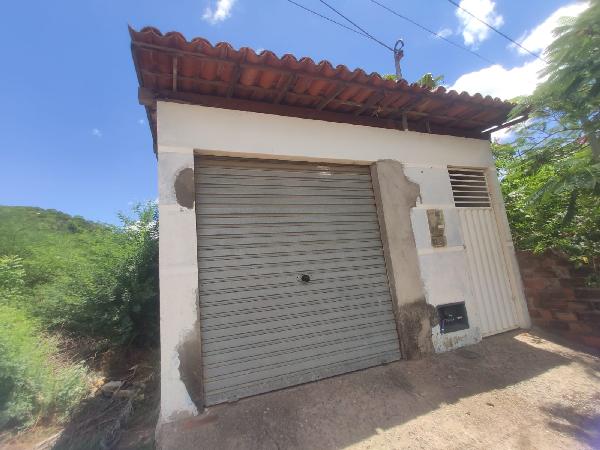 Casa com 2 quartos, 1 banheiro, sala, cozinha e 1 vaga de garagem