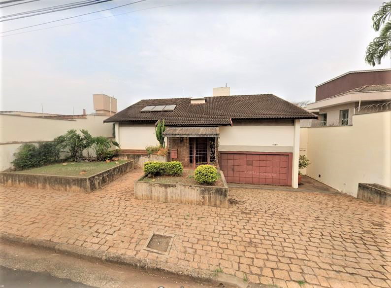 Casa de alto padrão com piscina e 4 vagas em Vila Rezende