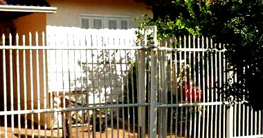 Casa com 180,26m² de terreno, 52,26m² construída, ocupada