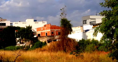 Terreno com área construída de 129,74m² e quadra poliesportiva