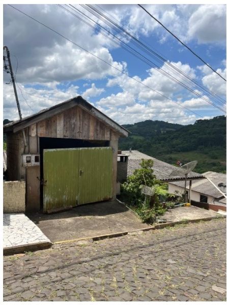 Casa com 2 pavimentos e garagem em terreno de 323m²