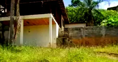 Casa com 2 quartos, edícula, varanda e 70,61m² construída, imóvel ocupado