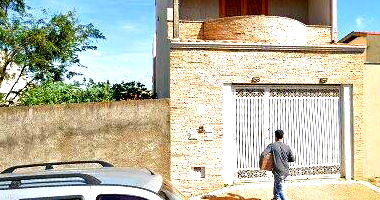 Sobrado com 4 quartos, 3 banheiros, 2 vagas, 300m² construídos, desocupado