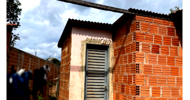 Casa residencial com 3 quartos, 2 banheiros e ponto comercial