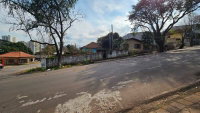 Terreno urbano com casa de madeira, 271,89 m²