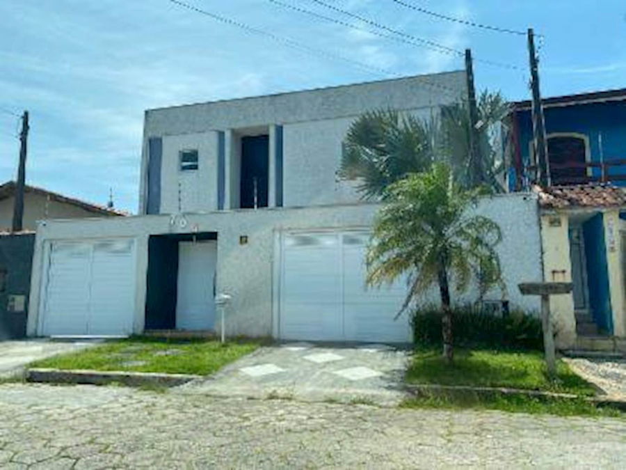 Casa Padrão Ocupada com 3 Quartos e 4 Banheiros
