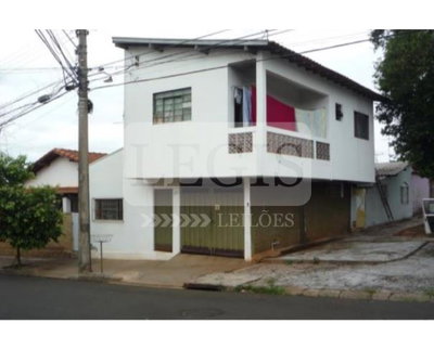 Casa com 4 quartos, 3 banheiros e 194,11 m², a reformar
