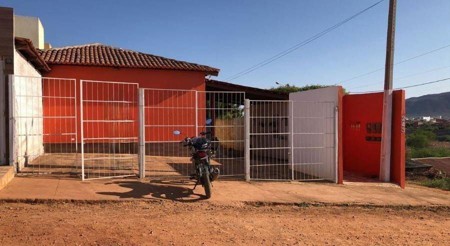Casa com 2 quartos, 1 banheiro, 54m² construída, ocupada