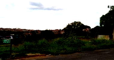 Espaçoso Terreno de 21.723 m² Desocupado em Área Residencial