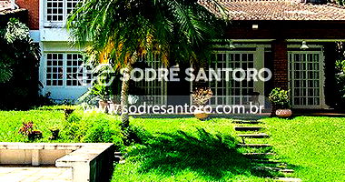 Casa com 3 suítes, 4 banheiros, 8 vagas, piscina e área de lazer