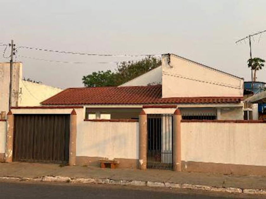 Casa Padrão Ocupada com 3 Quartos e 2 Banheiros