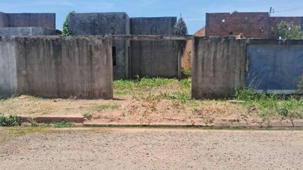 Casa com 2 quartos, 2 banheiros, 1 vaga e 76,8m² privativos
