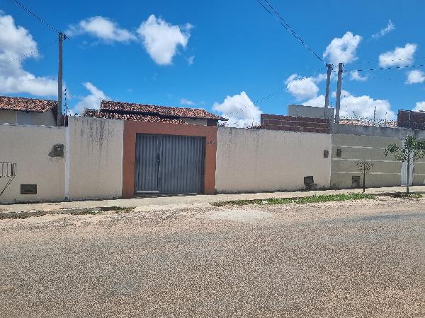 Casa com 2 quartos, banheiro, sala, cozinha, terraço e 1 vaga
