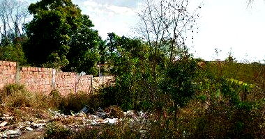 Terreno amplo com 143,14 m² de área total e 320 m² de terreno, ideal para investimentos