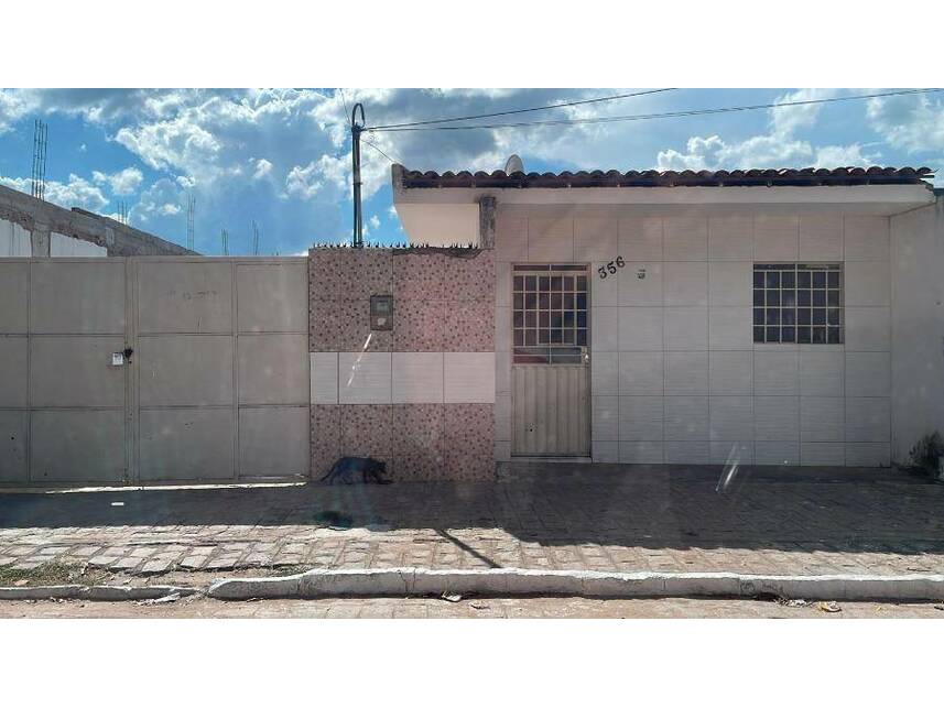 Casa padrão ocupada com 3 quartos, 2 banheiros e 1 vaga