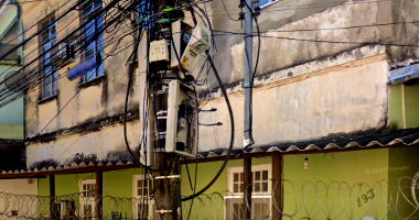 Prédio de 2 pavimentos com terreno irregular, desocupado