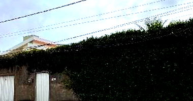 Casa com 2 quartos, 2 banheiros, varanda e 1 vaga de garagem