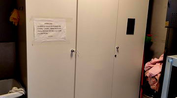 Armário 3 portas em uso com avaria, ideal para lavanderia