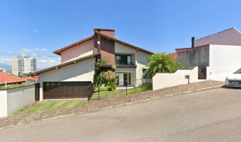 Casa térrea com 314,97m² em terreno de 444,62m² em Florianópolis