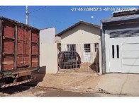Casa com 2 quartos, 1 banheiro e 1 vaga de garagem