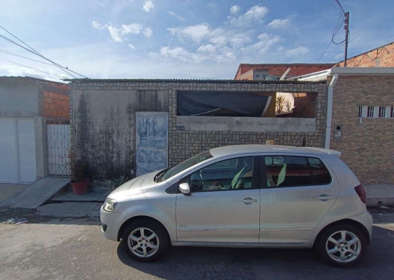 Casa com terreno de 141m² em Manaus, desocupada