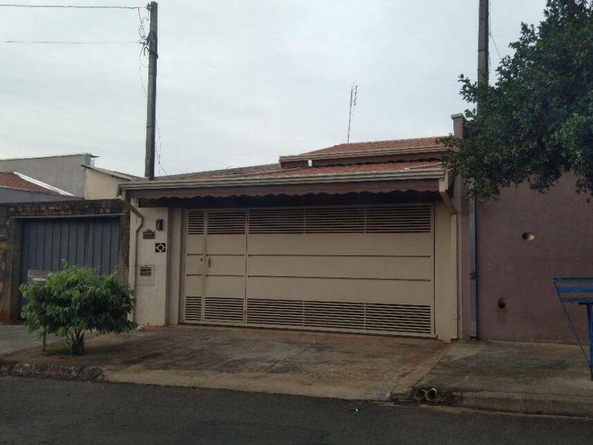 Casa padrão ocupada com 1 vaga e 132m² construída