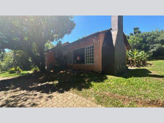 Casa aconchegante com 166m² construídos, desocupada e pronta para reforma
