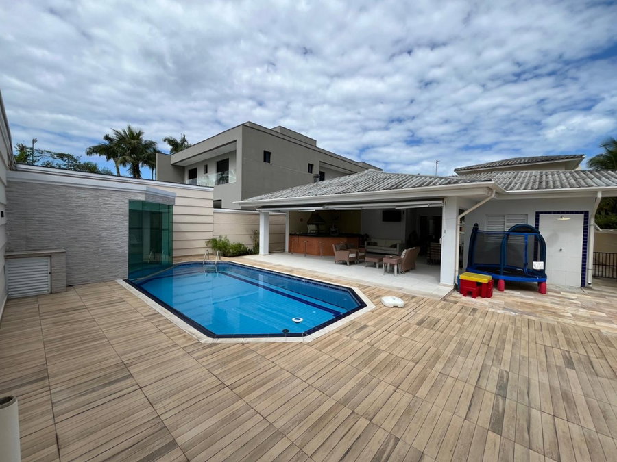 Sobrado de alto padrão com 4 dormitórios, piscina e sauna