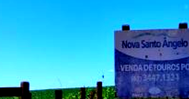 Terreno de esquina plano com 370,05 m², vazio e sem benfeitorias