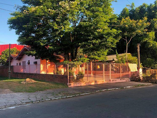 Casa ocupada com 1 vaga, 116.63 m² construída e área total de 330 m²