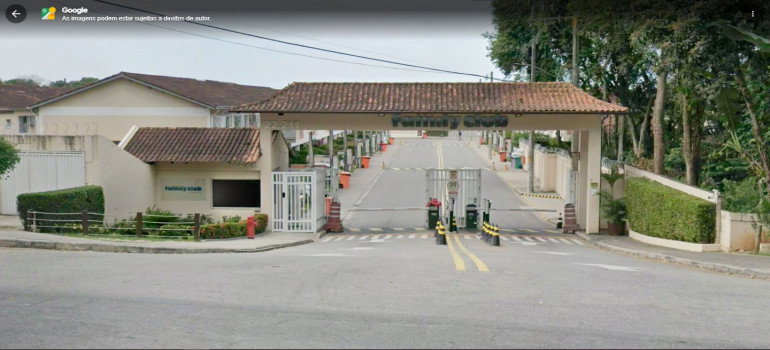 Casa com 3 quartos, 2 banheiros e vaga de garagem