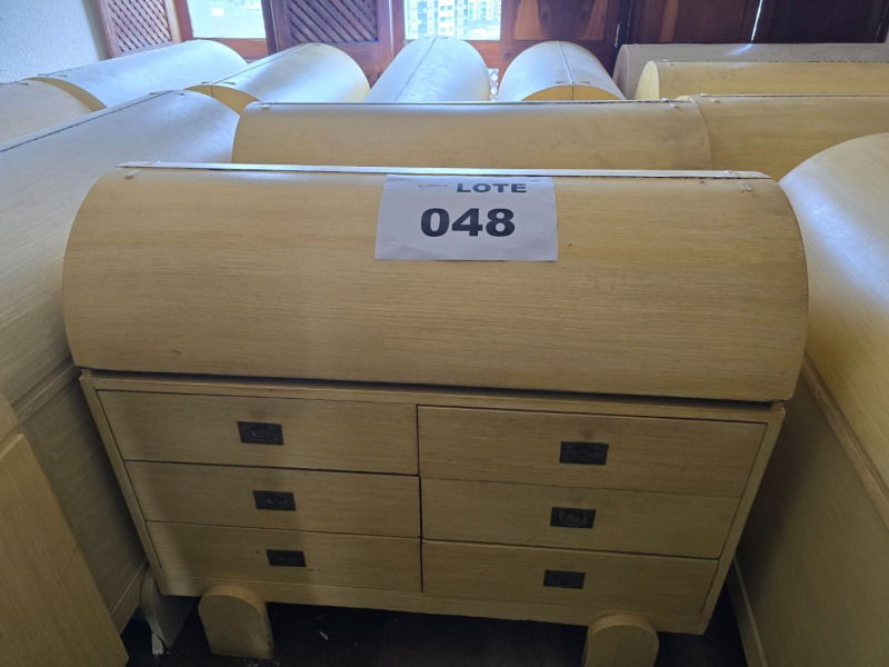 Móveis em Madeira - Lote 048