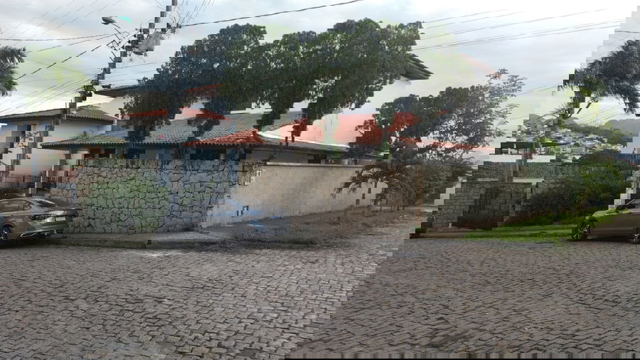 Residência urbana com ótima localização e documentação regularizada