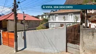 Casa ocupada com 136 m² de área construída