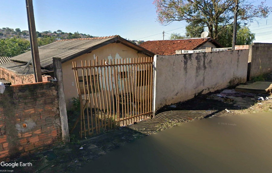 Terreno residencial com 200m² e construção de 50,70m²