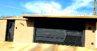 Casa Ocupada com 3 Quartos e 2 Banheiros em Colina/SP