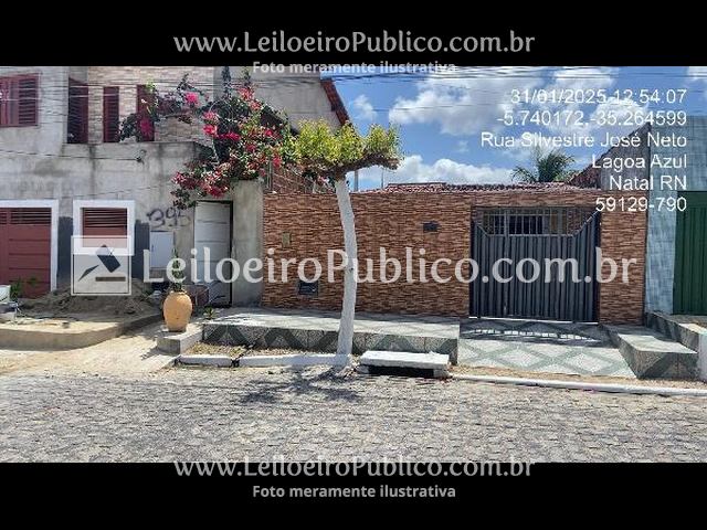 Casa com 2 quartos, banheiro, área construída 69,75m², desocupada