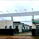 Terreno com prédio de alvenaria e divisórias, 1 banheiro, área construída não averbada