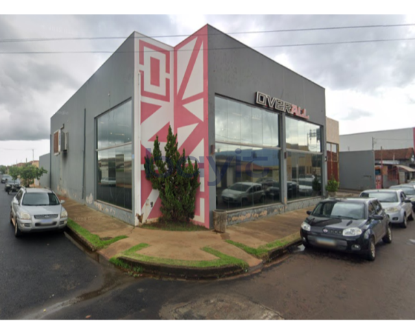 Imóvel Comercial com 3 casas, 580m² construídos, terreno 1770m²