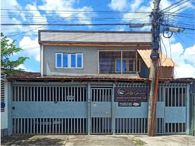 Casa com 3 quartos, 2 banheiros e 3 vagas de garagem