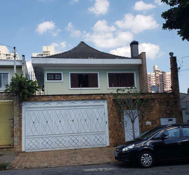 Sobrado com 4 quartos, 3 suítes, 6 vagas e área de lazer completa