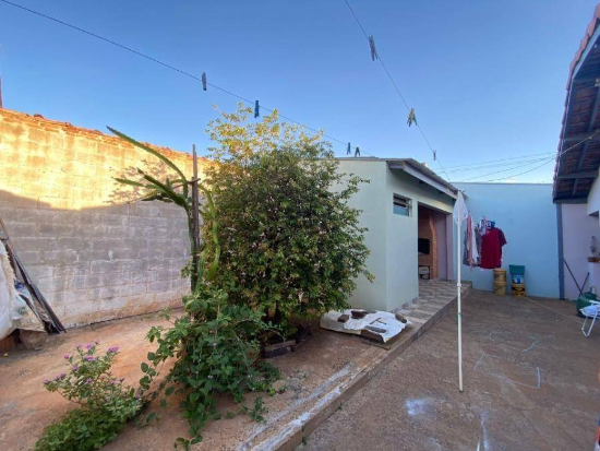 Casa em Araras com 250m² de terreno e 138.1m² construída
