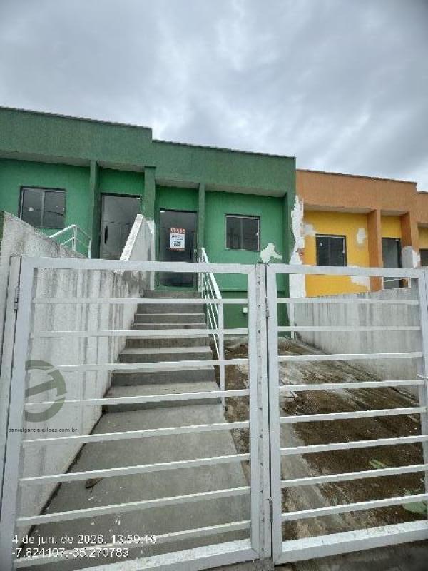 Casa com 2 Quartos e 1 Vaga em Condomínio