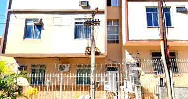 Apartamento cobertura 01 com varanda, sala e quartos, precisa reforma