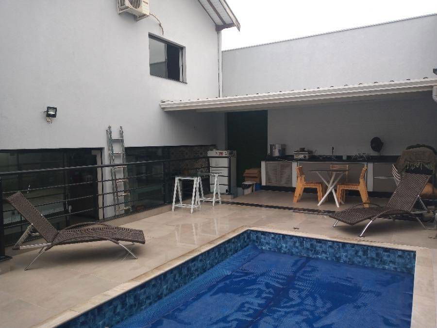 Casa ocupada com 250m² terreno e 230m² construída