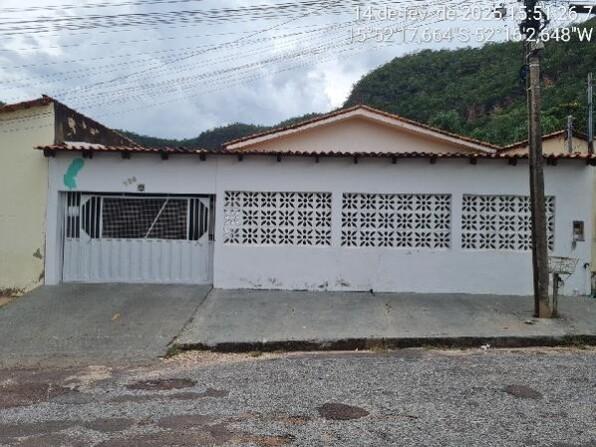 Casa com 2 quartos, 2 banheiros, varanda, área construída 223m², 1 vaga