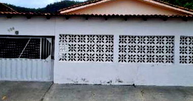 Casa com 2 quartos, 2 banheiros, varanda, área construída 223m², 1 vaga