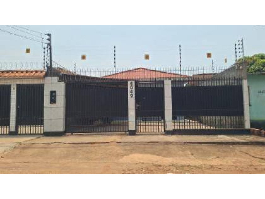 Casa ocupada com 2 áreas e 3 quartos potenciais