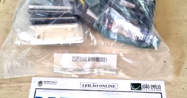 Lote 076 - Materiais Diversos com 35 Celulares