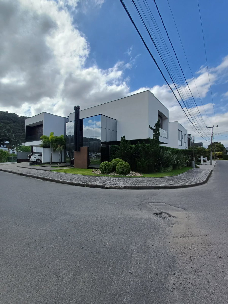 Casa de 444m² com 4 quartos e 3 banheiros, desocupada